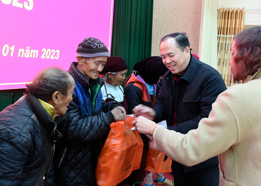 Báo Quân đội nhân dân trao quà Tết tặng đồng bào huyện Đồng Văn